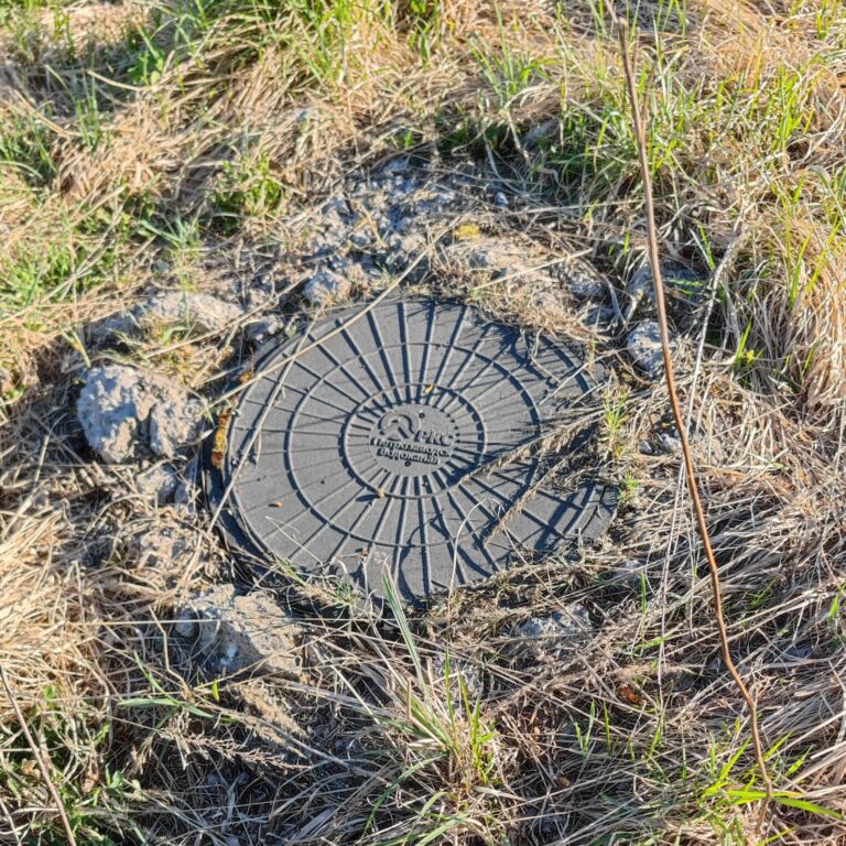 Non-metal manhole cover fitted in the ground