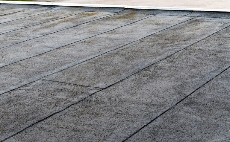Flat roof with waterproofing layer